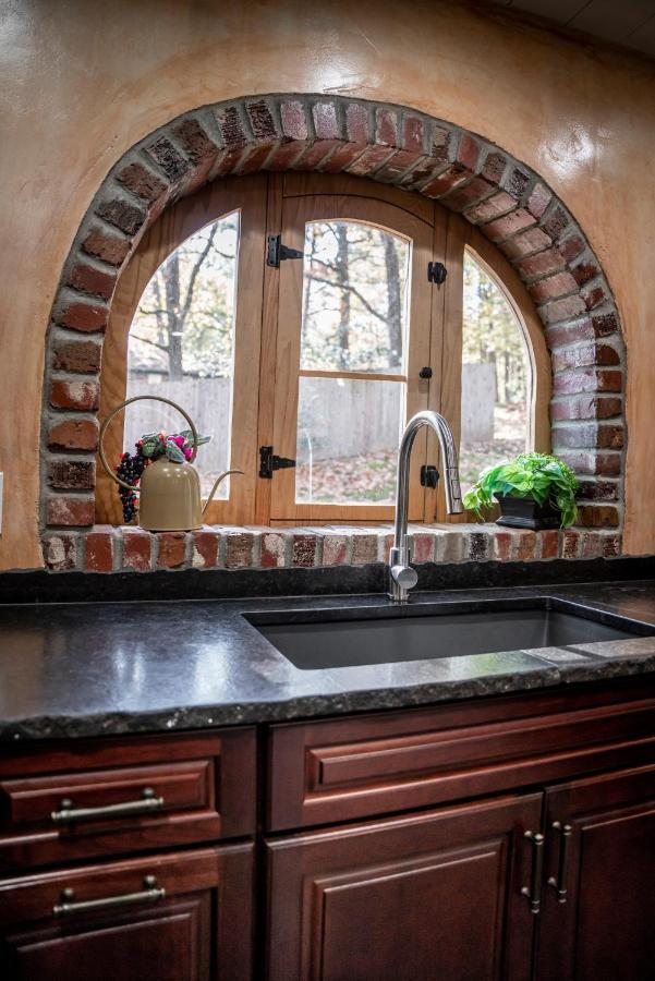 The Hobbit House, Fantasy Comes Home! Russellville Exteriör bild