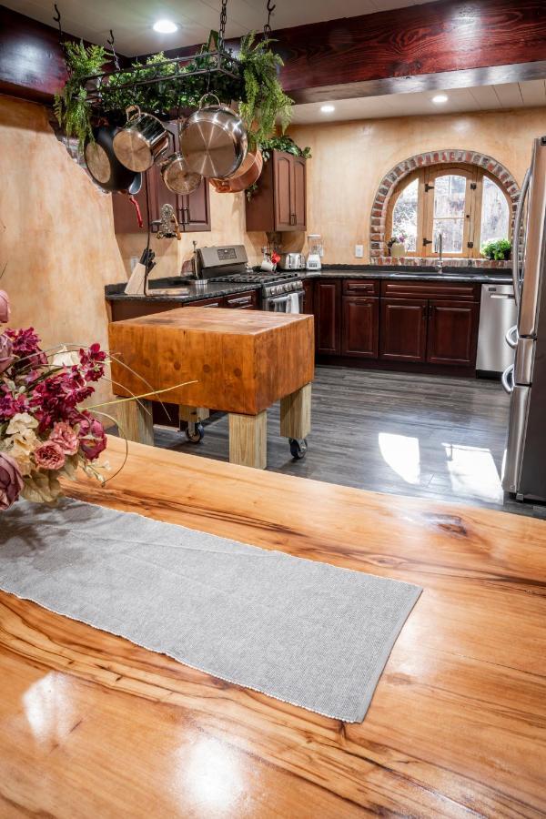 The Hobbit House, Fantasy Comes Home! Russellville Exteriör bild